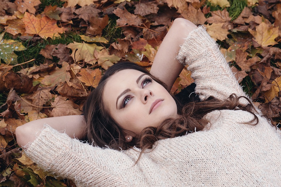 Jesień dziewczyna w lesie na liściach