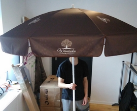 parasol z nadrukiem na poszyciu