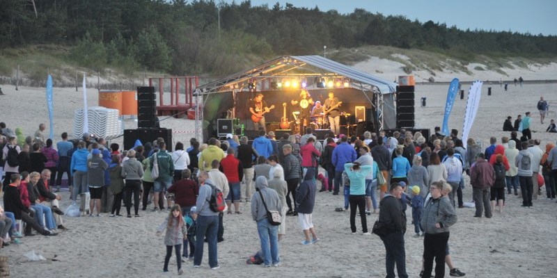 flagi na plaży w Dźwirzynie