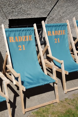 leżak z logo