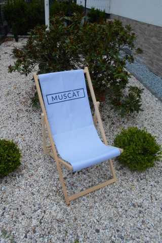 Drewniany leżak z logo firmy Muscat