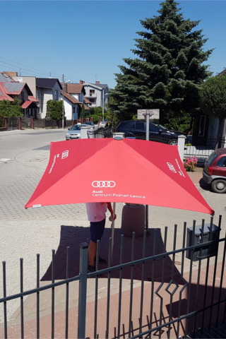 Czerwony parasol reklamowy