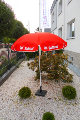 czerwony parasol reklamowy